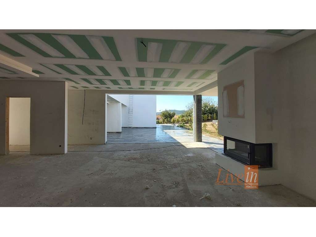 Quinta com Moradia T4 Isolada na Azueira em Mafra-4