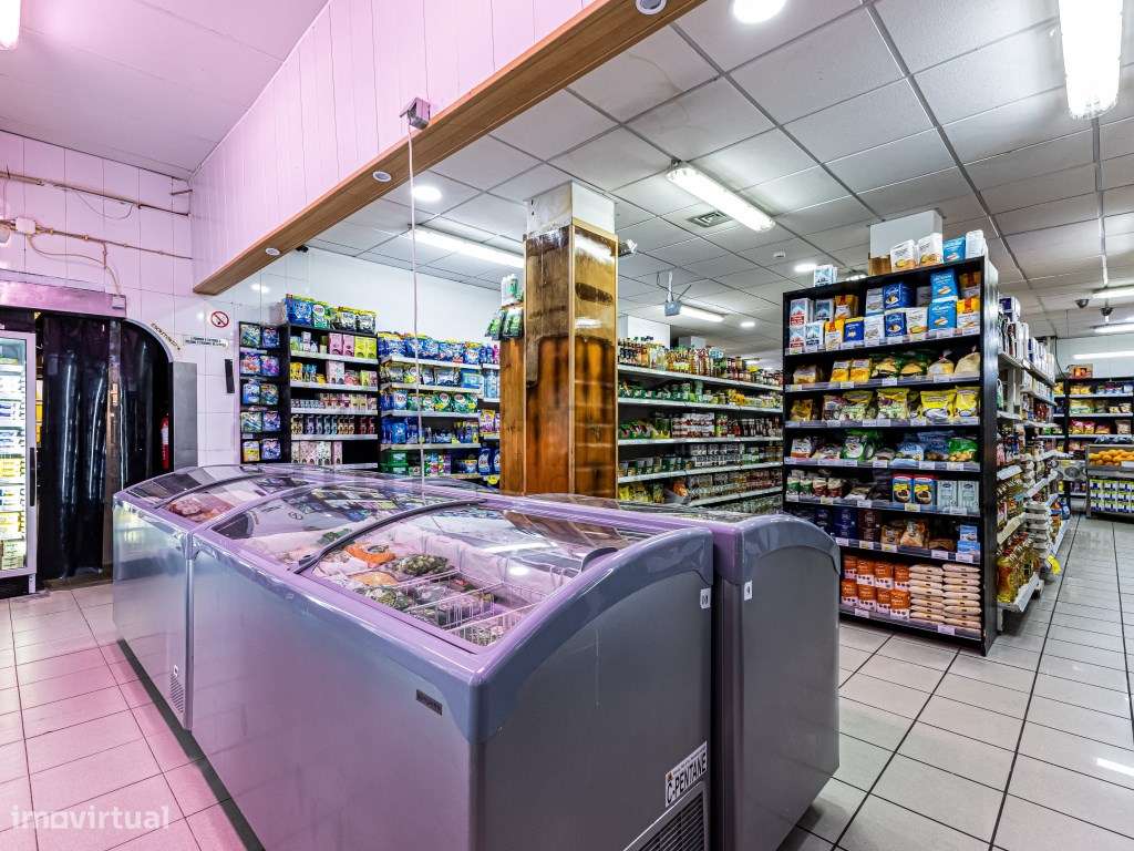 Supermercado em funcionamento no centro de Albufeira-11