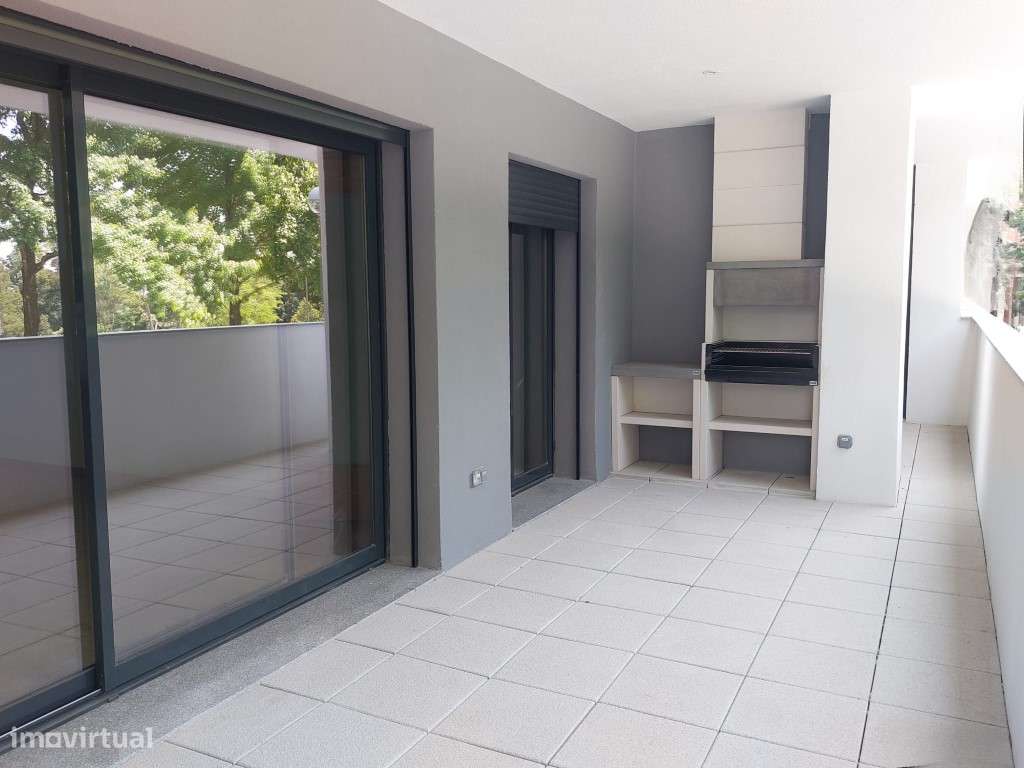 Apartamento T4 com 2 frentes, novo, com churrasqueira; piscina e pl...-38