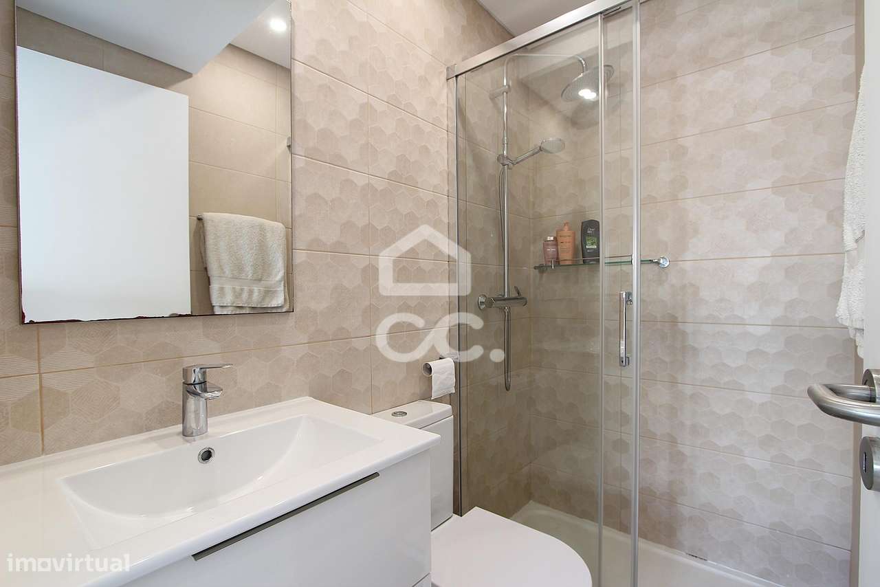 Apartamento T3 Renovado com Vista Mar e Terraço em Armação de Pêra-23