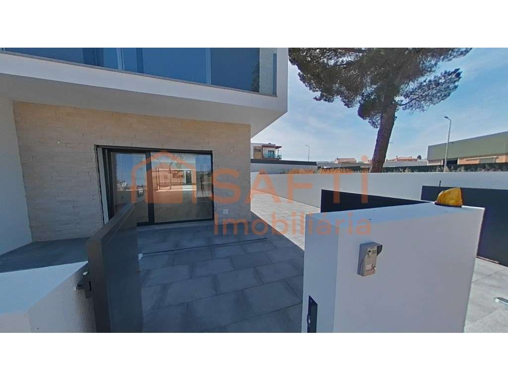 Moradia T4 com garagem na Urbanização do Bonito, Entroncamento, San... - Grande imagem: 5/45