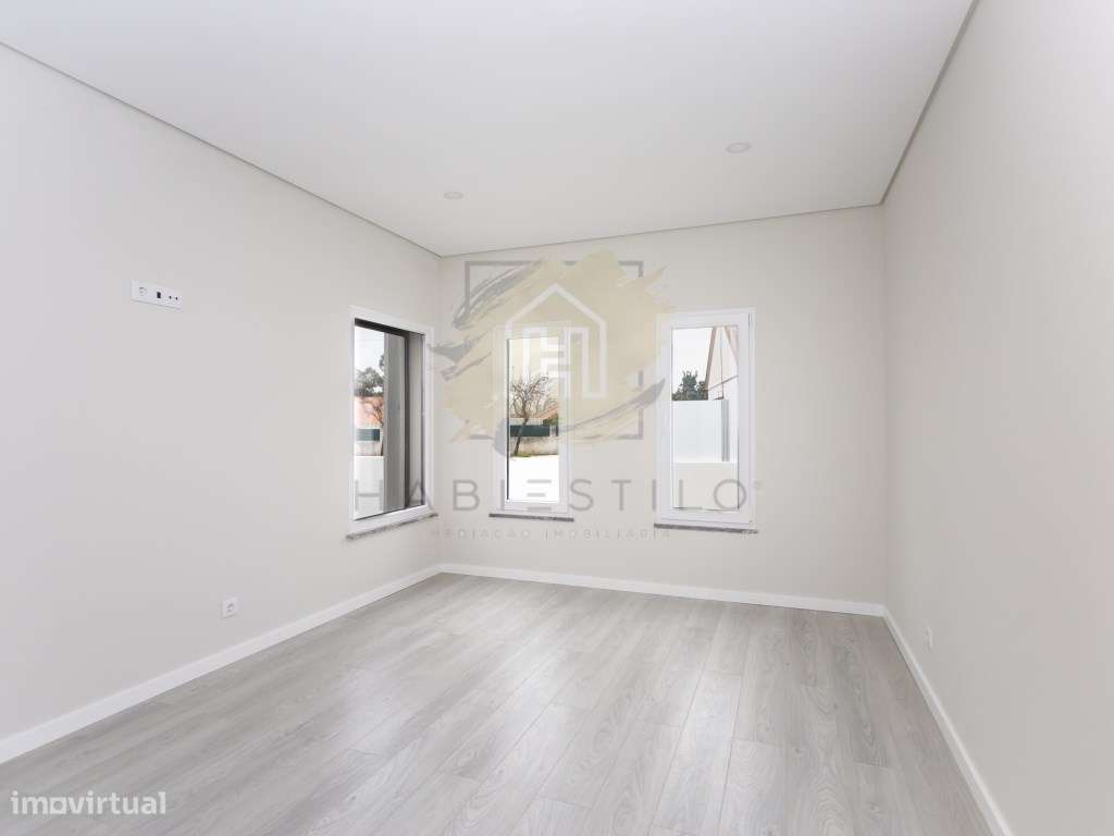 Moradia V4 nova com piscina-22