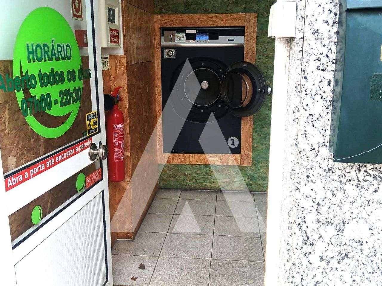 Lavandaria no centro de Oliveira do Bairro - Grande imagem: 4/17