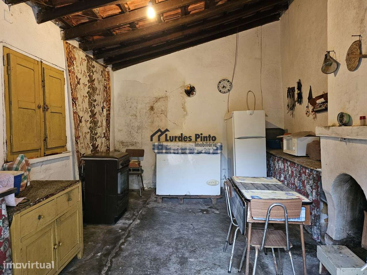 Moradia com dois pisos e logradouro-18