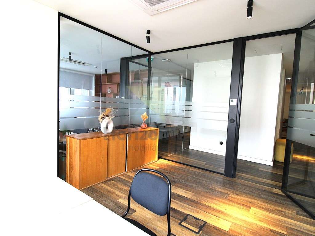 Escritório totalmente mobilado nas Laranjeiras - Lisboa - Grande imagem: 4/33