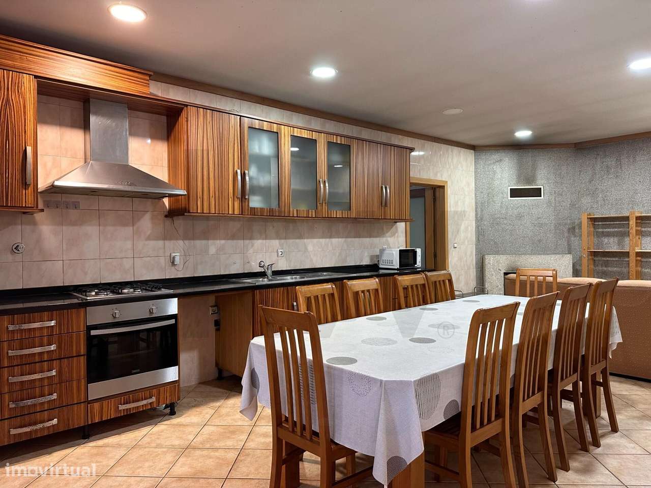 Moradia T3 em Santo Tirso: Pátio com Árvores de Fruto e Painéis Solare - Grande imagem: 5/26