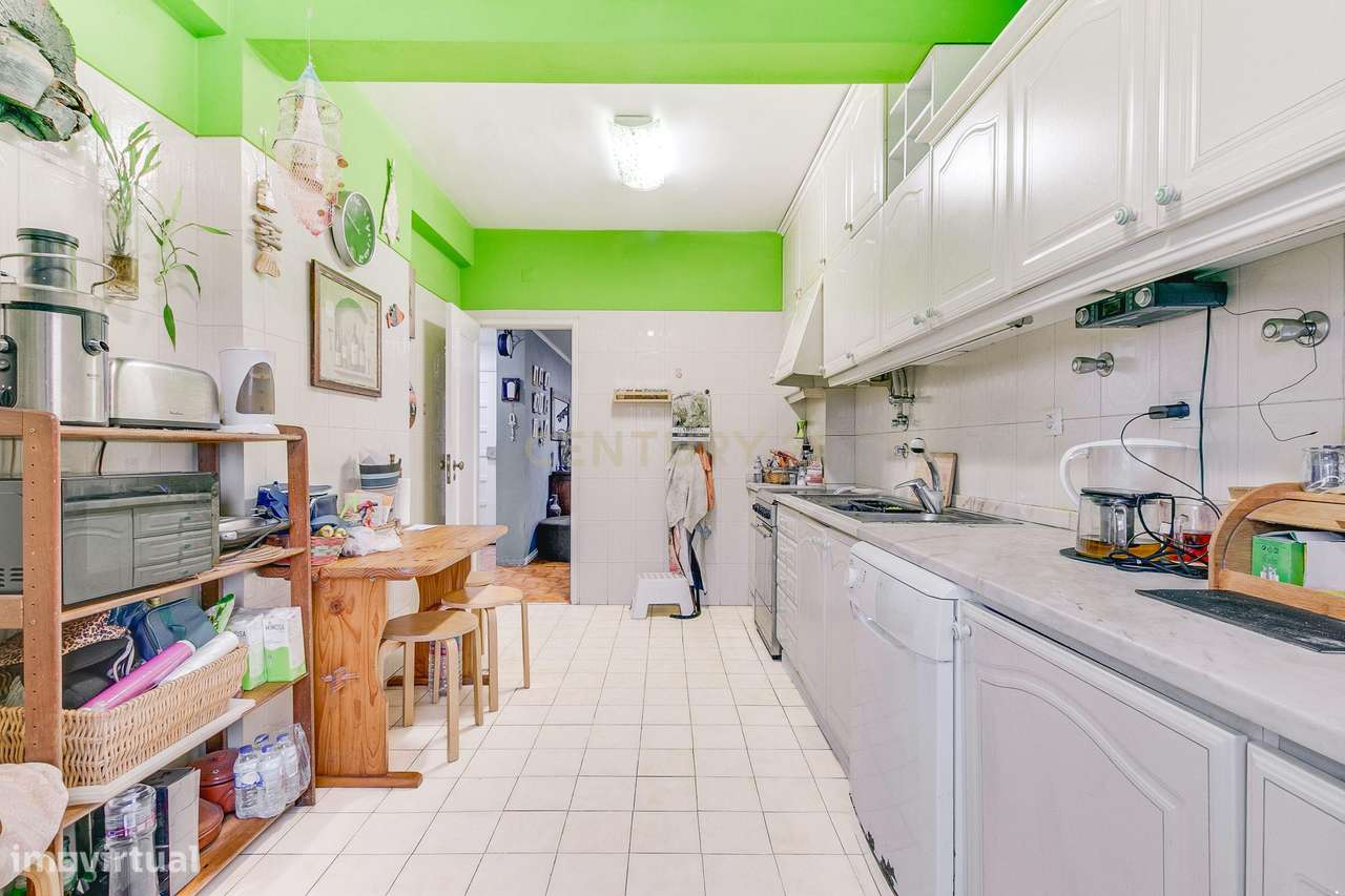 Espaçoso apartamento T4 transformado em T3-29