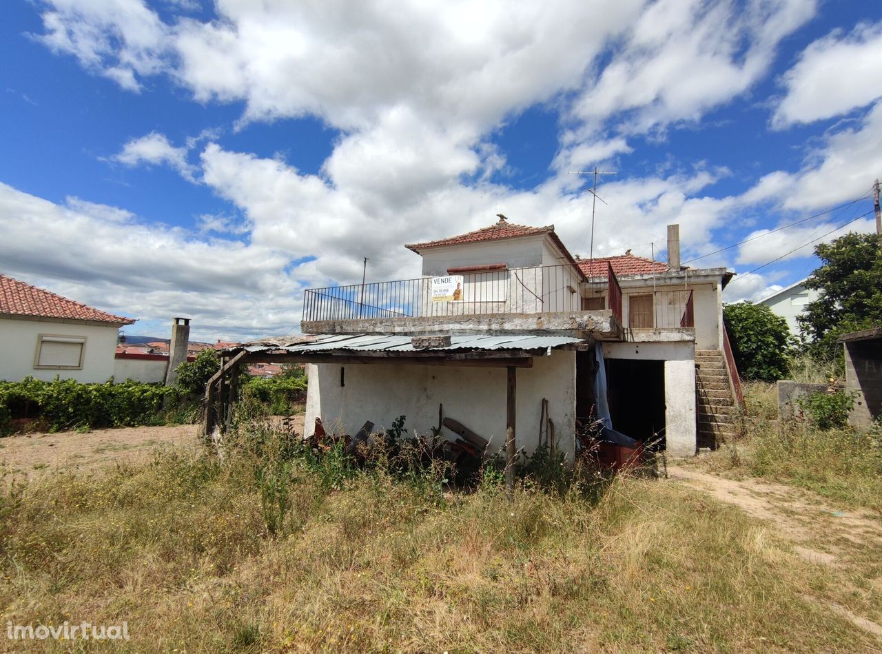 Moradia para restauro com terreno a 7km do centro da cidade de Chaves