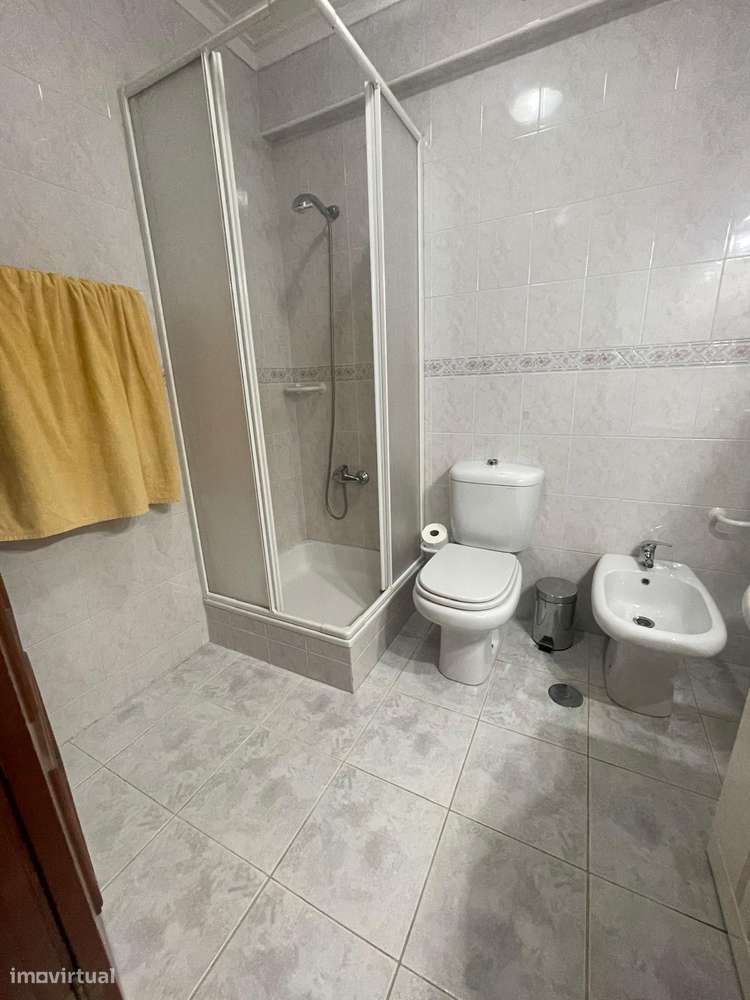 Apartamento T3 com boas áreas-8