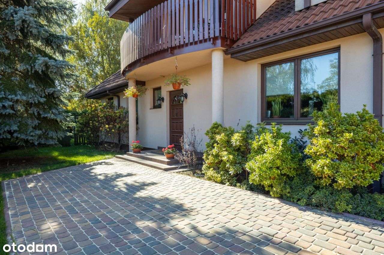 Przestronny dom z zagospodarowaną działką-1