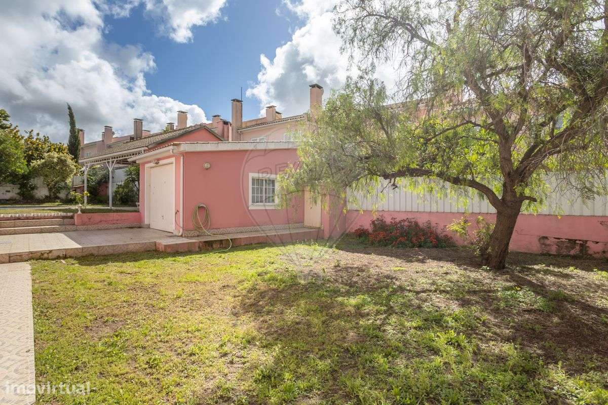 Moradia T4 em Quinta do Anjo-11