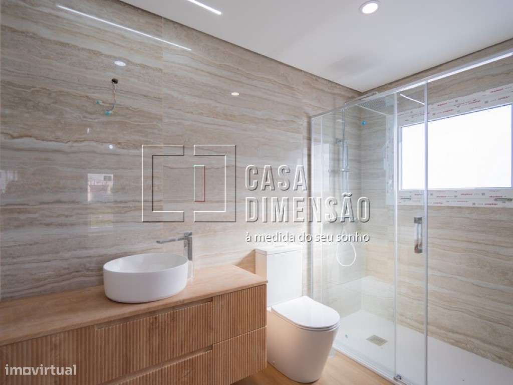 Moradia isolada de tipologia T4 localizada na zona da Charneca da C...-46