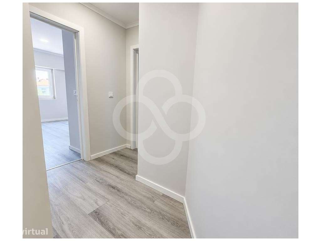 Totalmente remodelado, apartamento T4 com varanda no centro da Amor...-11