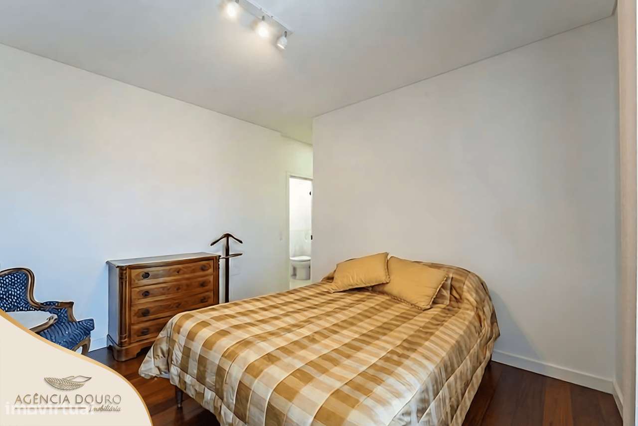 Apartamento T4 com varandas, em Aldoar, Porto-24