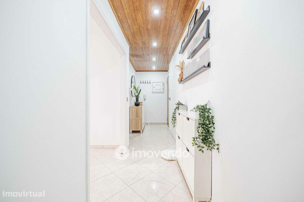 Apartamento T3, com estacionamento e arrecadação, na Ramada-43