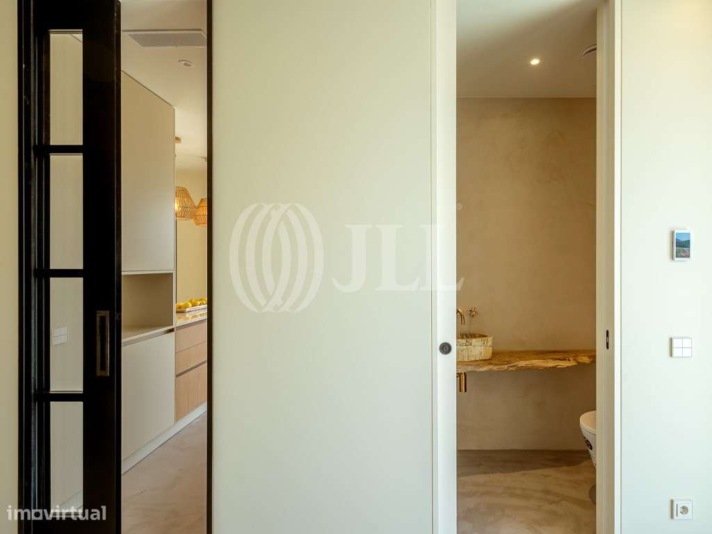 Moradia T3+1 com jardim, piscina e garagem, no Estoril-16