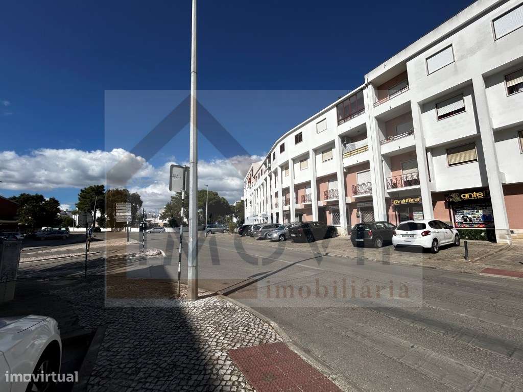 Apartamento T4 Totalmente Remodelado na Amora-24