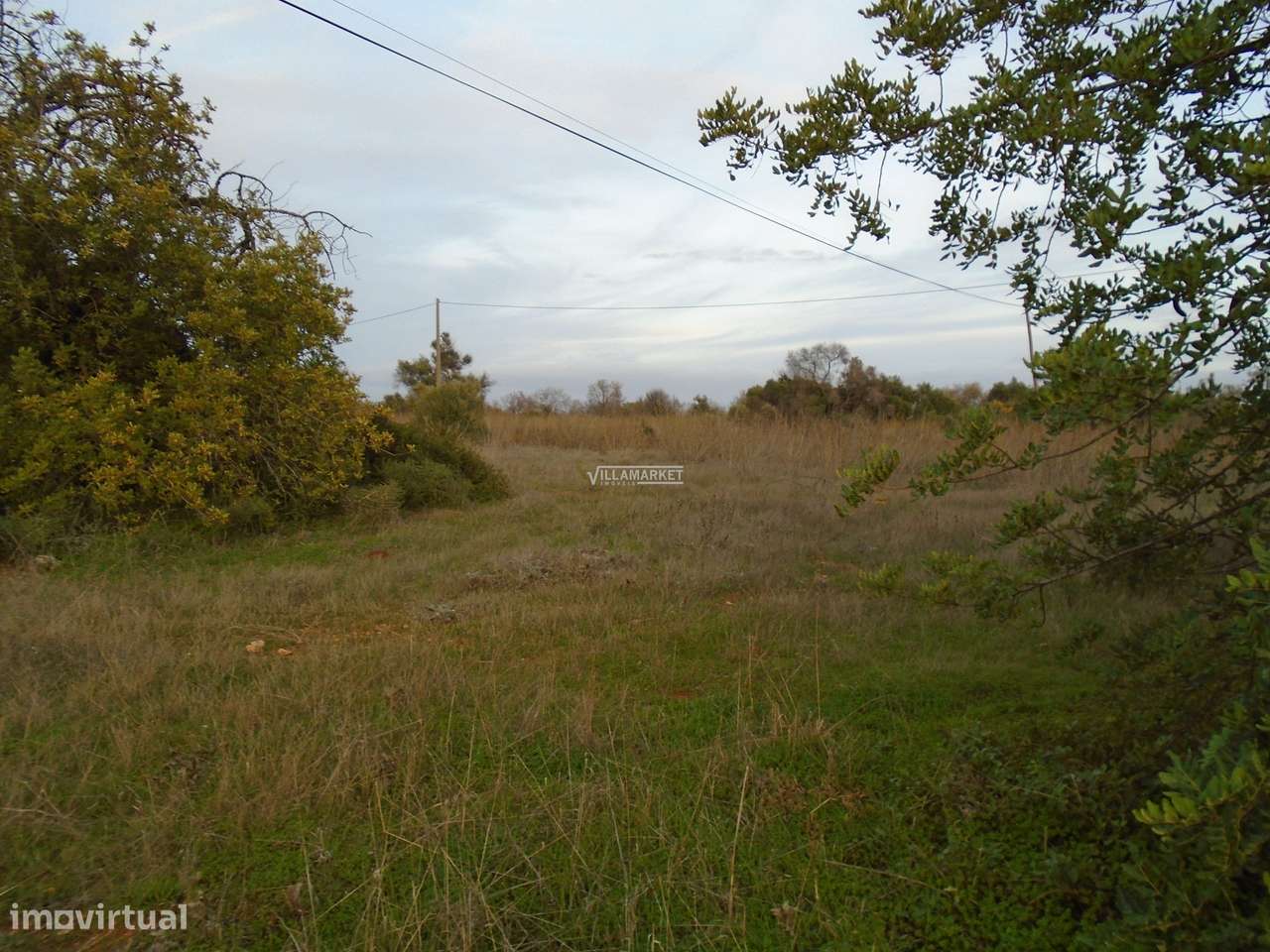 Terreno urbano com 21,8 hectares situado na ligação entre a A22 e o ce-27