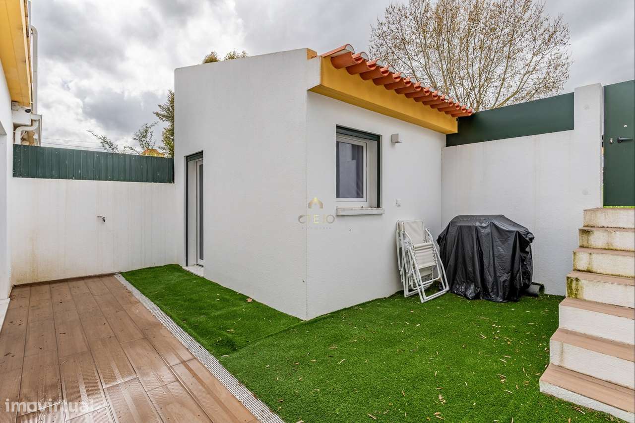 Moradia T2 Moderna com Pátio, Varanda e Chão Radiante – Bairro da Petr-16