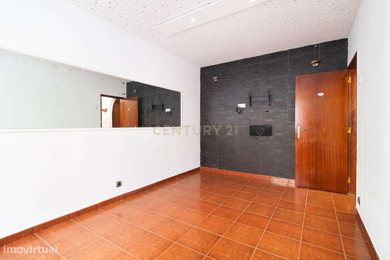 Apartamento T2+1 com Terraço no Centro de Odivelas-10
