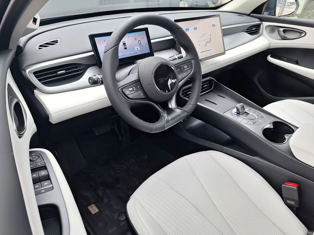 Zasięg 1050 km / Kamera cofania / Ekran 12,8 ''