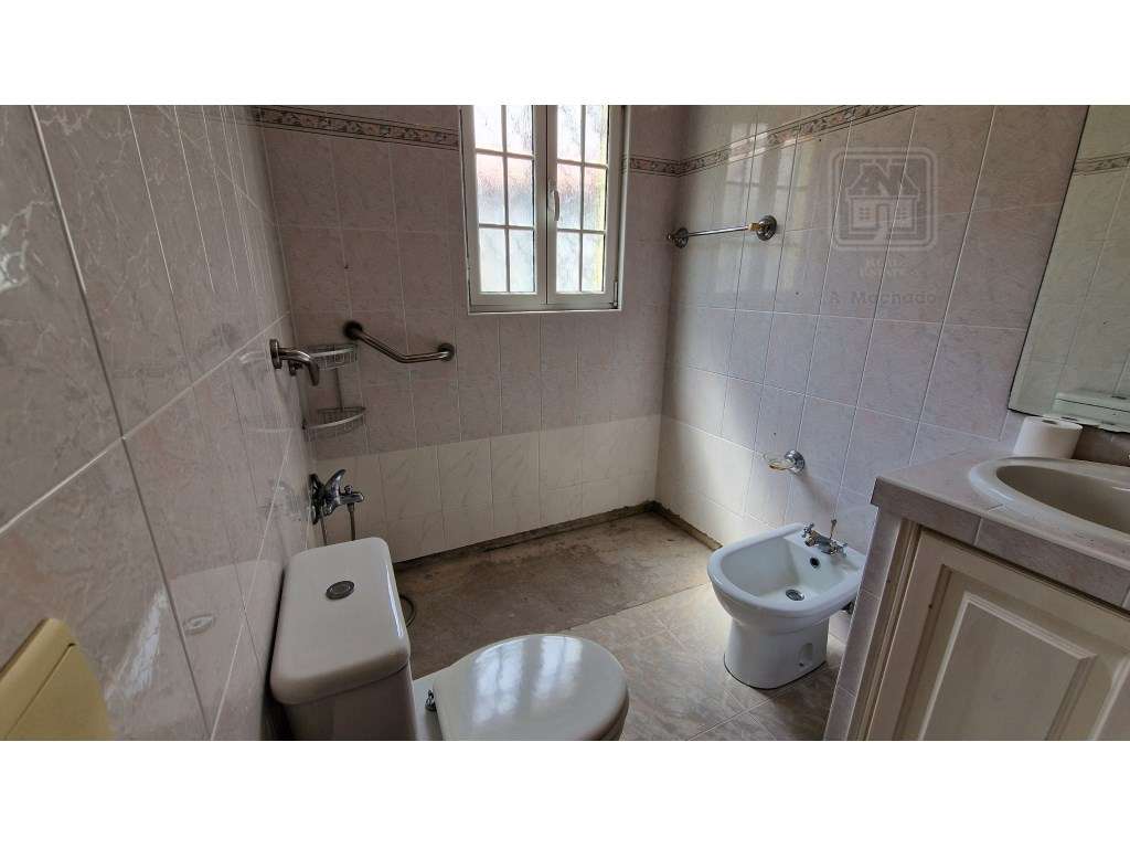 VENDA de MORADIA - VIVENDA T4+1 com Jardim e Garagem - Relva, Ponta...-42