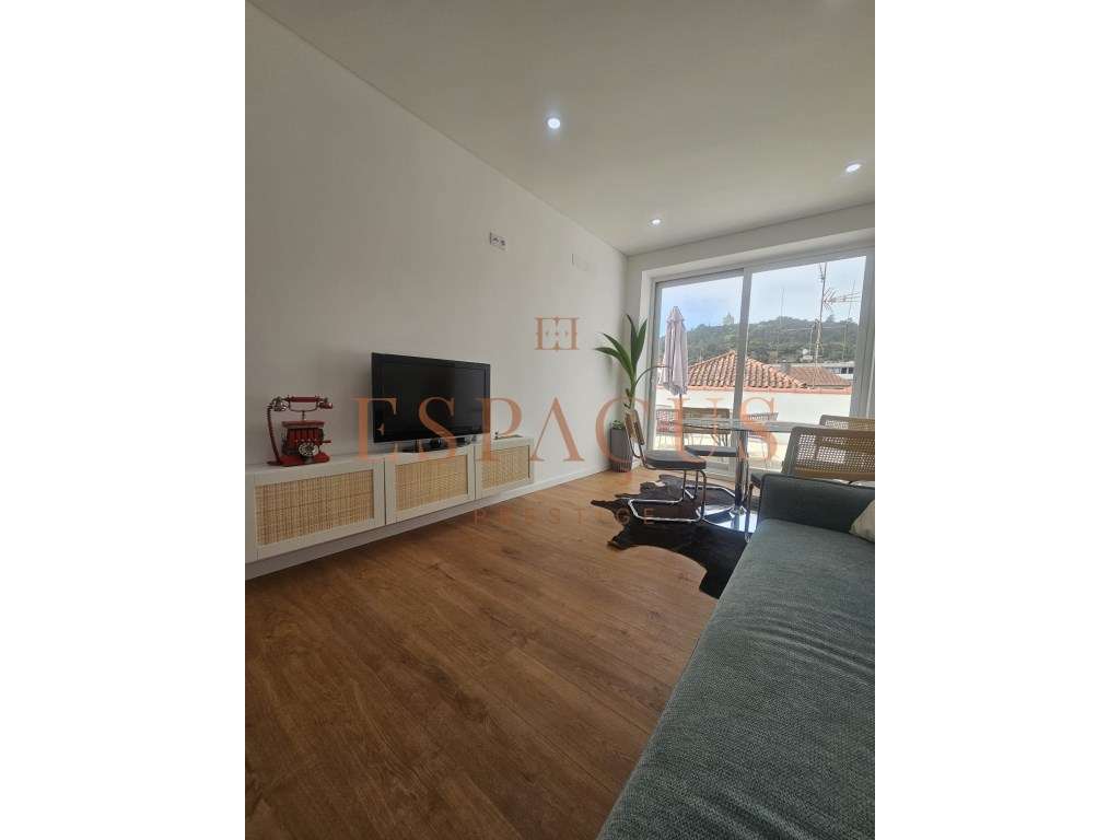 Apartamento T2 com Terraço no Coração do Centro Histórico-5