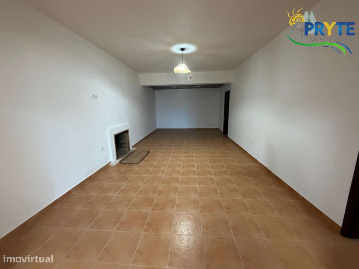 Moradia em Excelentes Condições com Amplo Terreno - Oportunidade Única-48