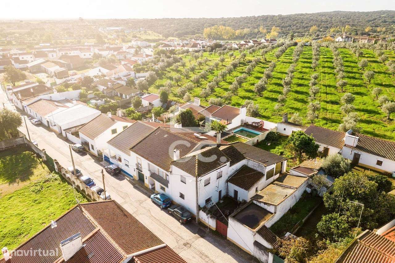 Duas moradias com área total de 327 m2 de construção em amplo Terreno - Grande imagem: 2/41