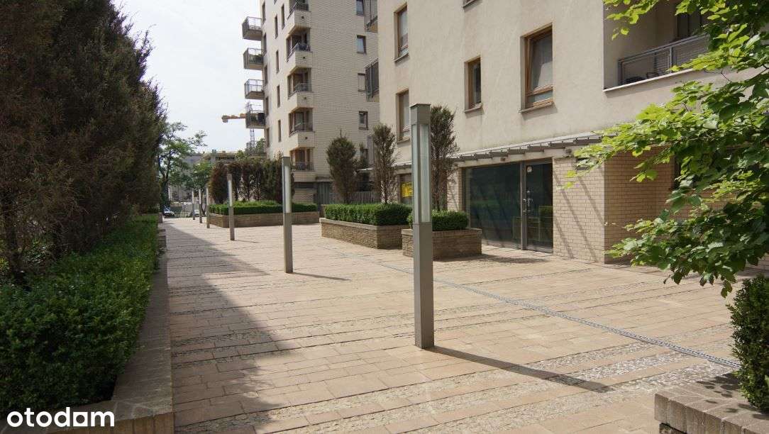 Komfortowy lokal na sprzedaż w Woli, 200 m²-1