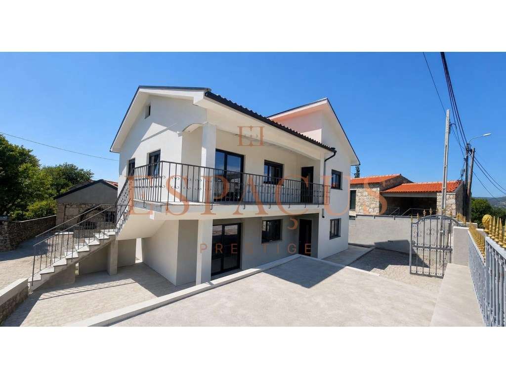 Excelente Moradia Bifamiliar / Oportunidade Única de Investimento-0