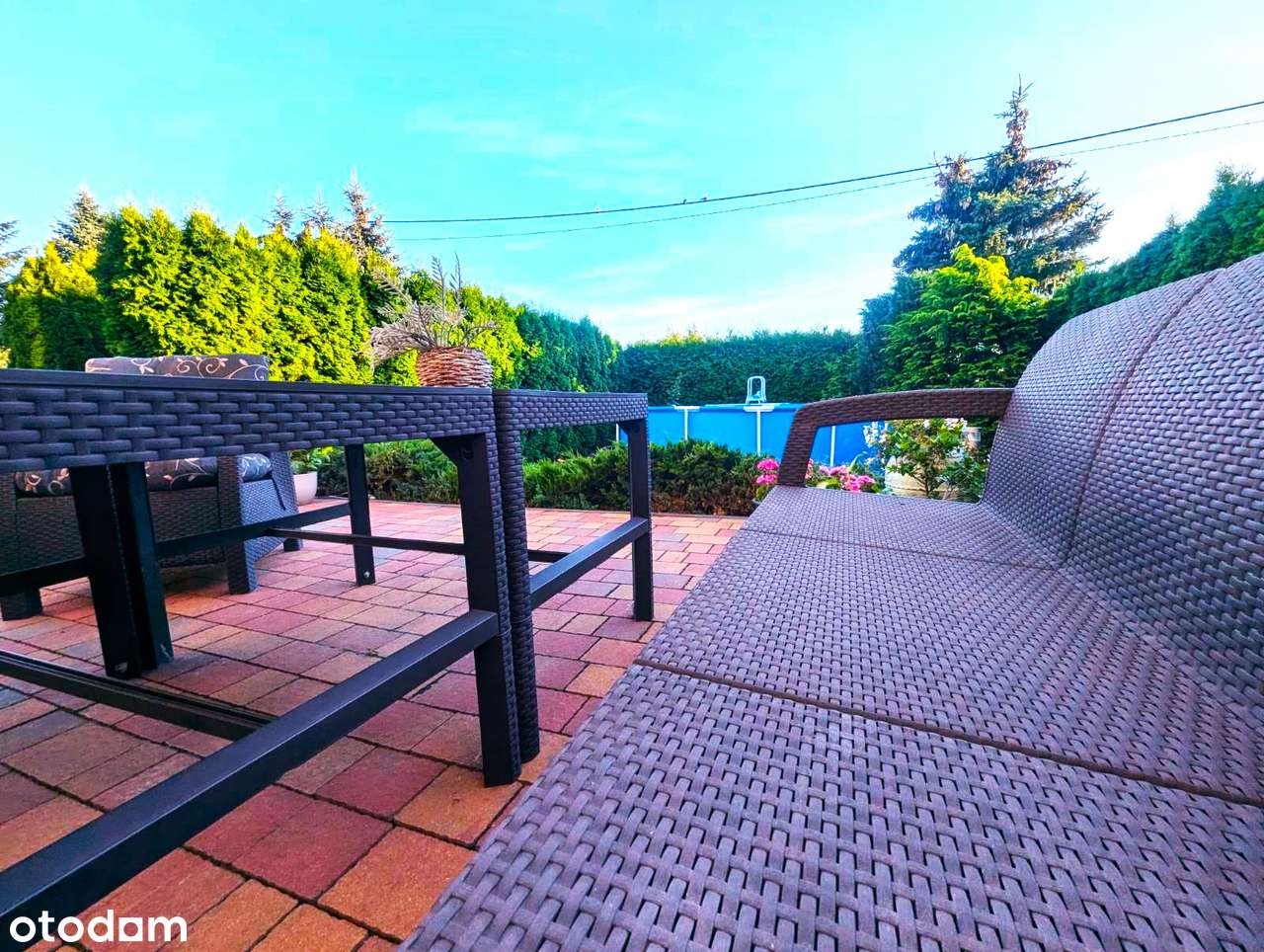 Nowoczesny dom z basenem i garażem w spokojnej okolicy-9