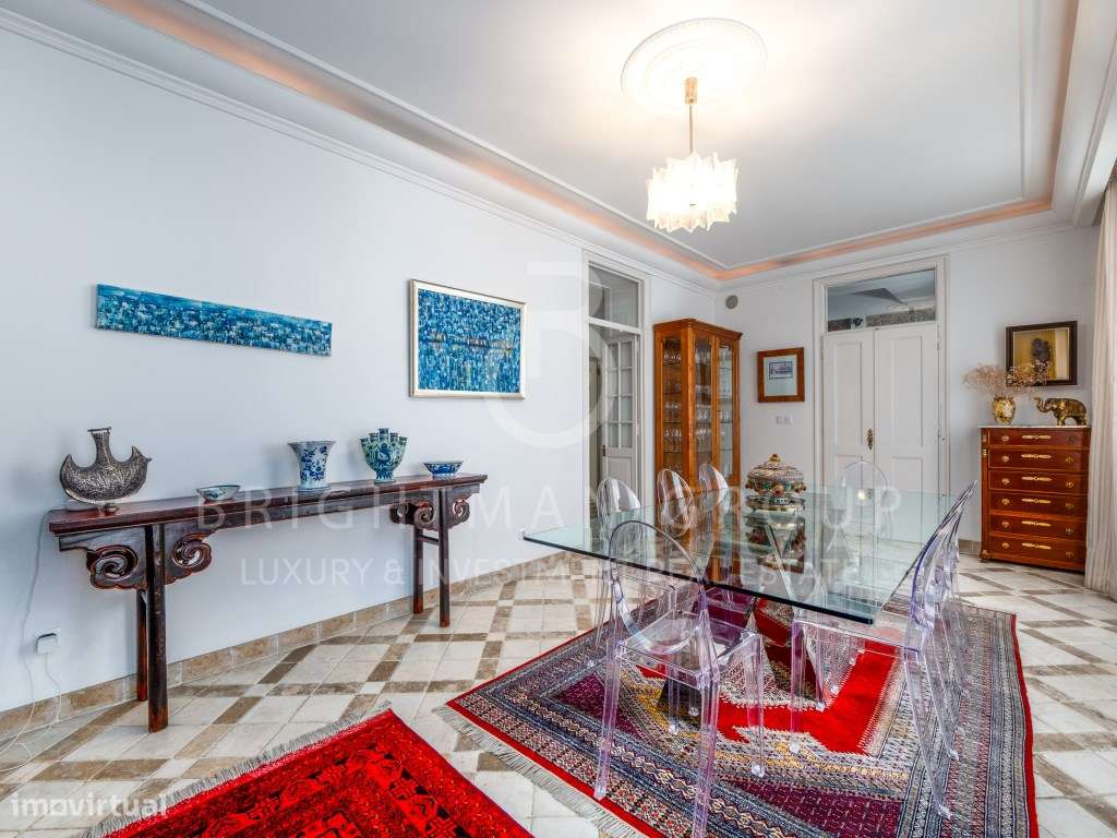 Moradia T5 com piscina em zona histórica da Parede-17