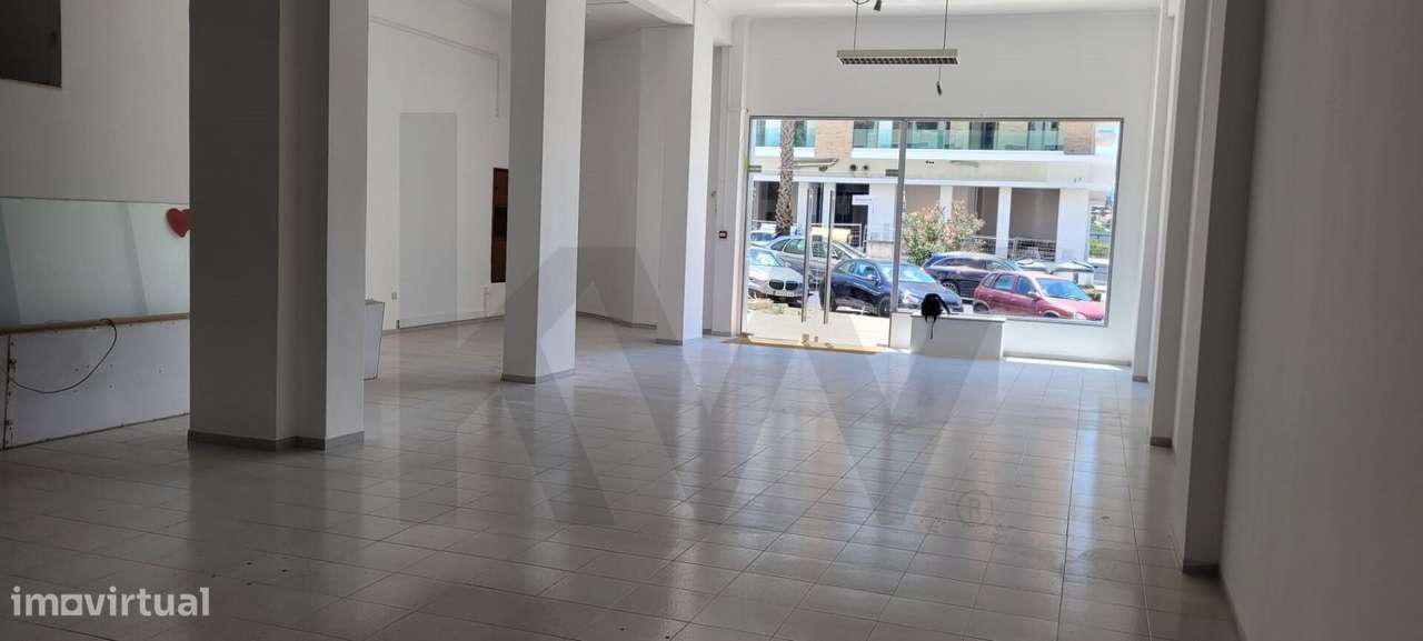 LOJA NA AVENIDA DAS DESCOBERTAS INFANTADO LOURES 180 M2 E 2 ENTRADAS-33