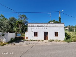 Moradia com terreno e viabilidade para construção de mais...