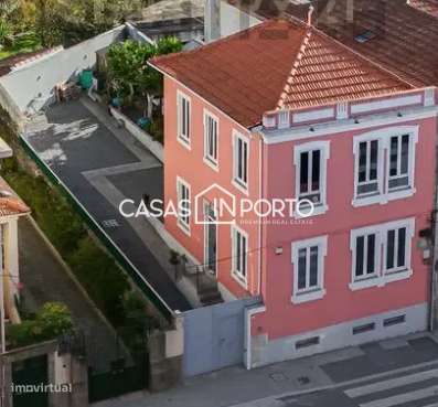 Moradia T4 de Traça Antiga Renovado com Licença AL-0