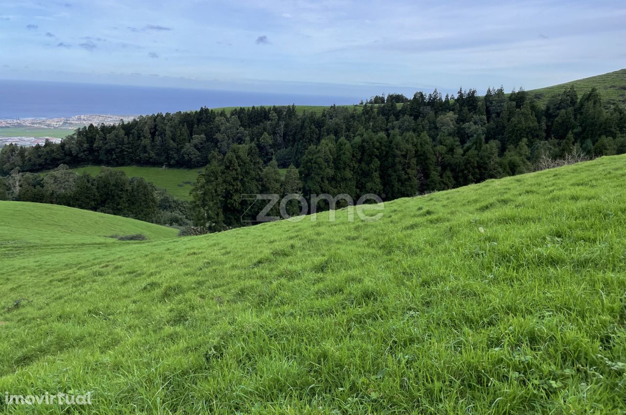 Terreno misto com área total de 712.500m2, na Ribeira Grande