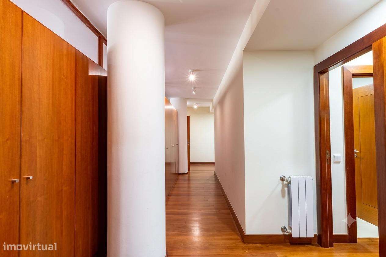 Apartamento T5 com 4 casas de banho e garagem-24