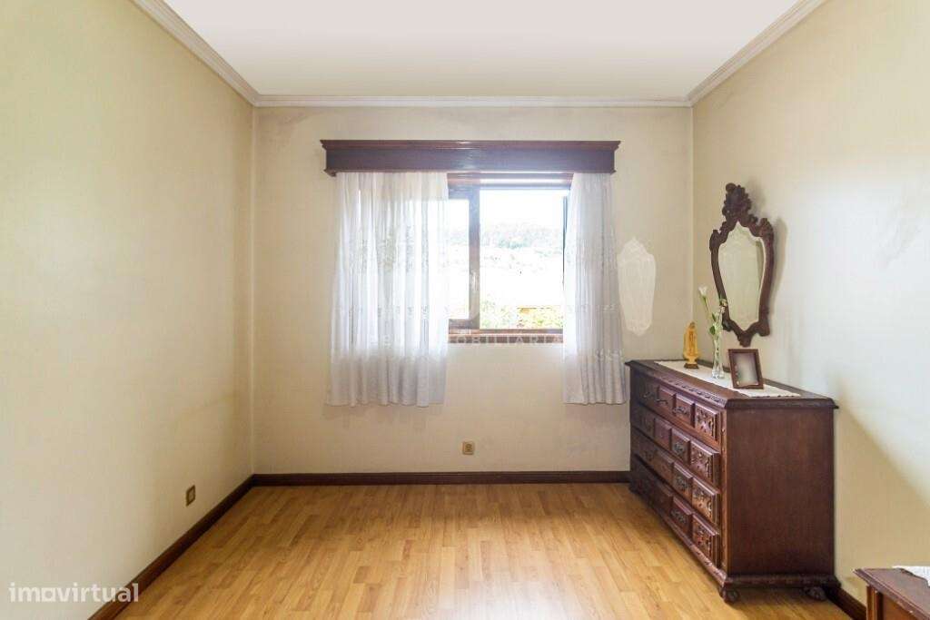 Moradia BI-FAMILIAR com amplas varandas-23