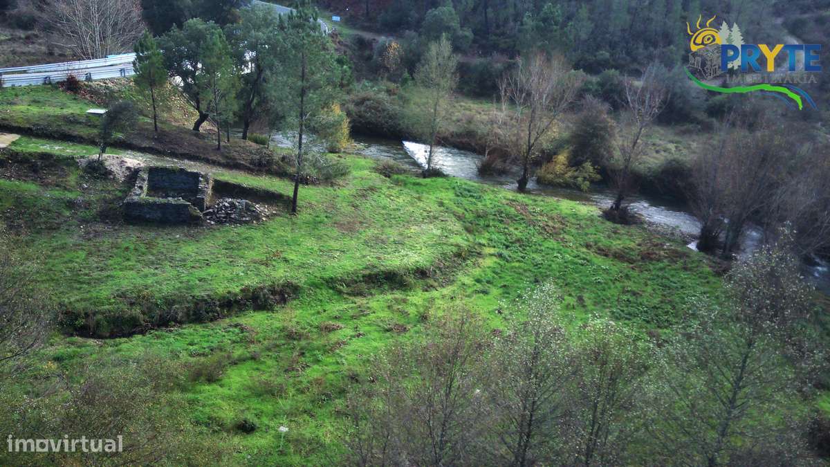 Ruína a confinar com Ribeira - Grande imagem: 4/23