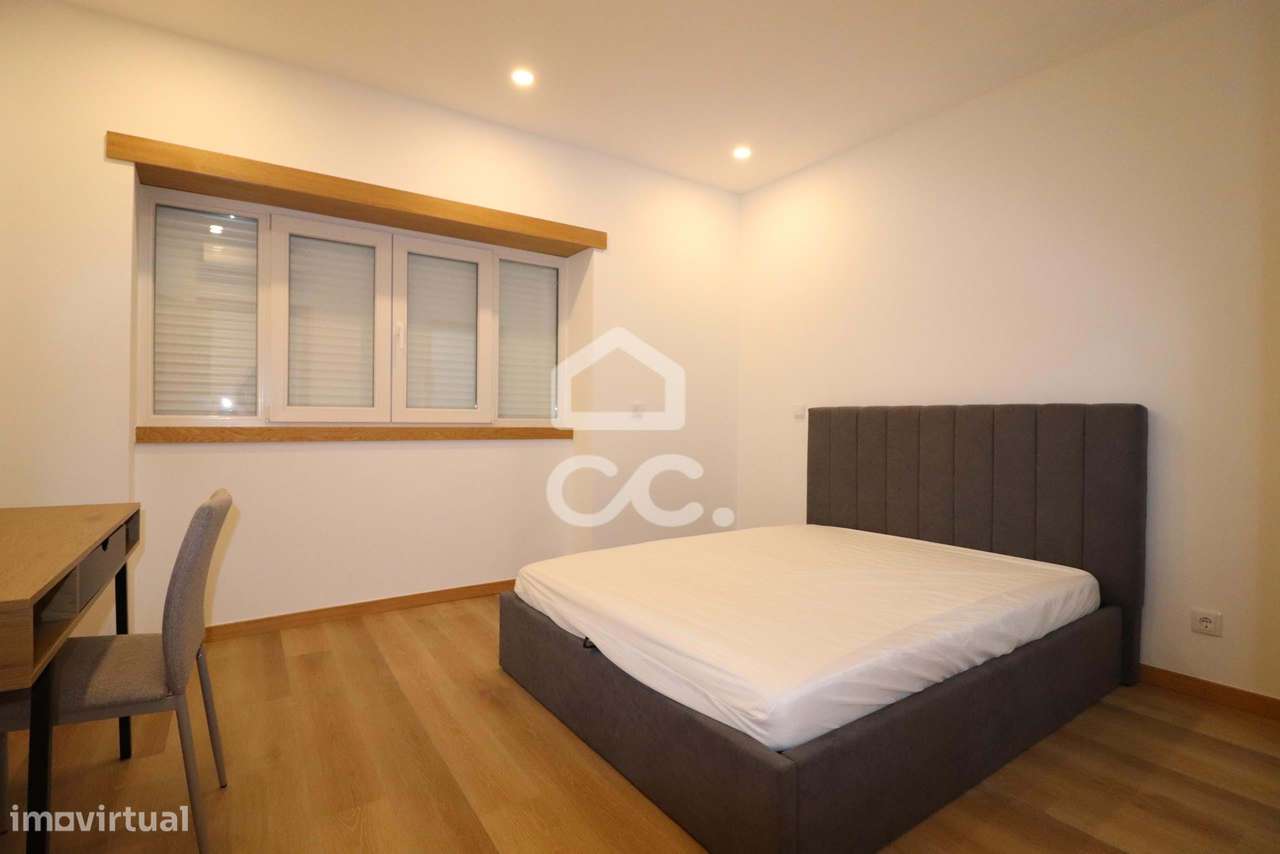 Moradia totalmente remodelada com 6 apartamentos T2 junto à Dias da Si-22