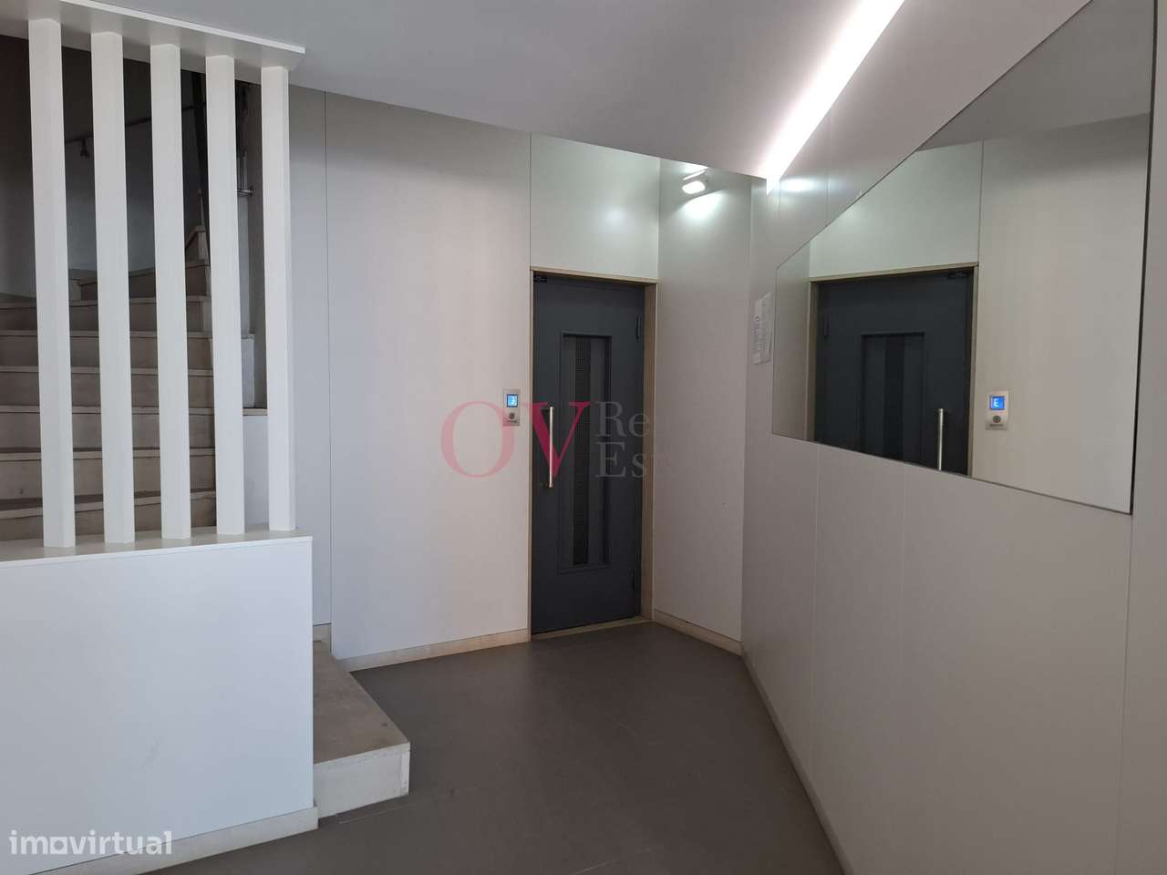 Apartamento T4 com remodelação total na rotunda da Boavista-19