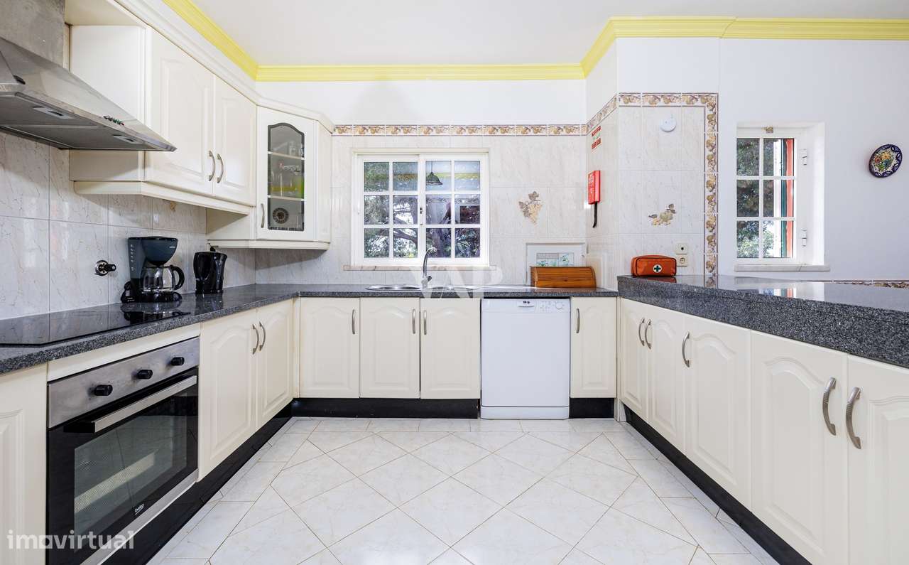 Moradia V5 com piscina e jardim privativos em Olhos de Água - Grande imagem: 4/52