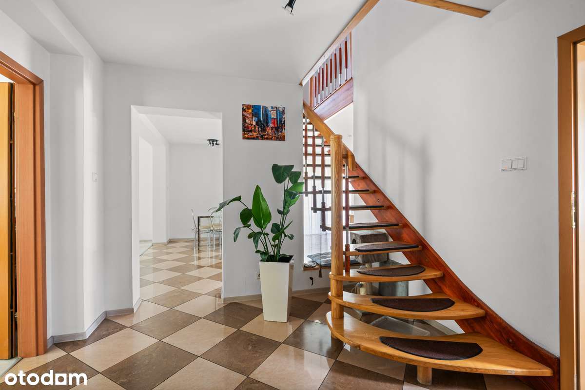 Przestronny dom wolnostojący 240m2, idealny  dla rodziny lub usługi-1