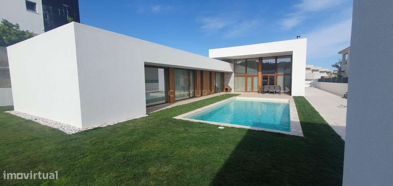 Moradia-T3 com Piscina e Estacionamento em Fernão Ferro-Seixal - Grande imagem: 1/9