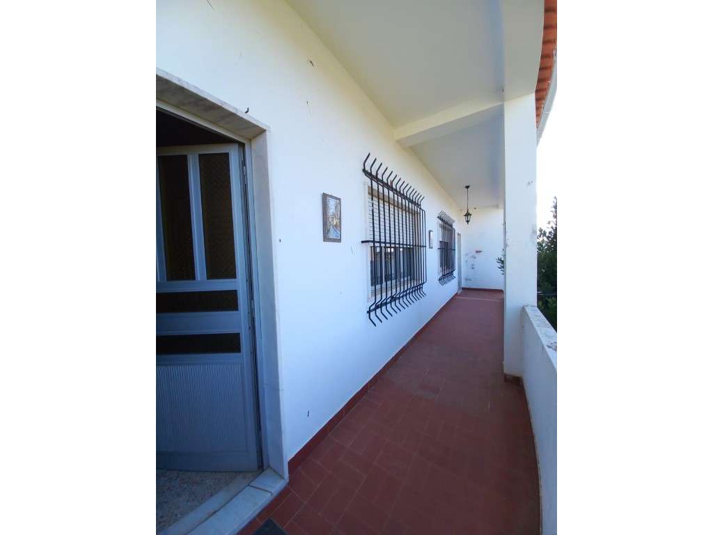 Moradia com 232 m², terreno de 630 m², piso inferior ao nível do ja...-21