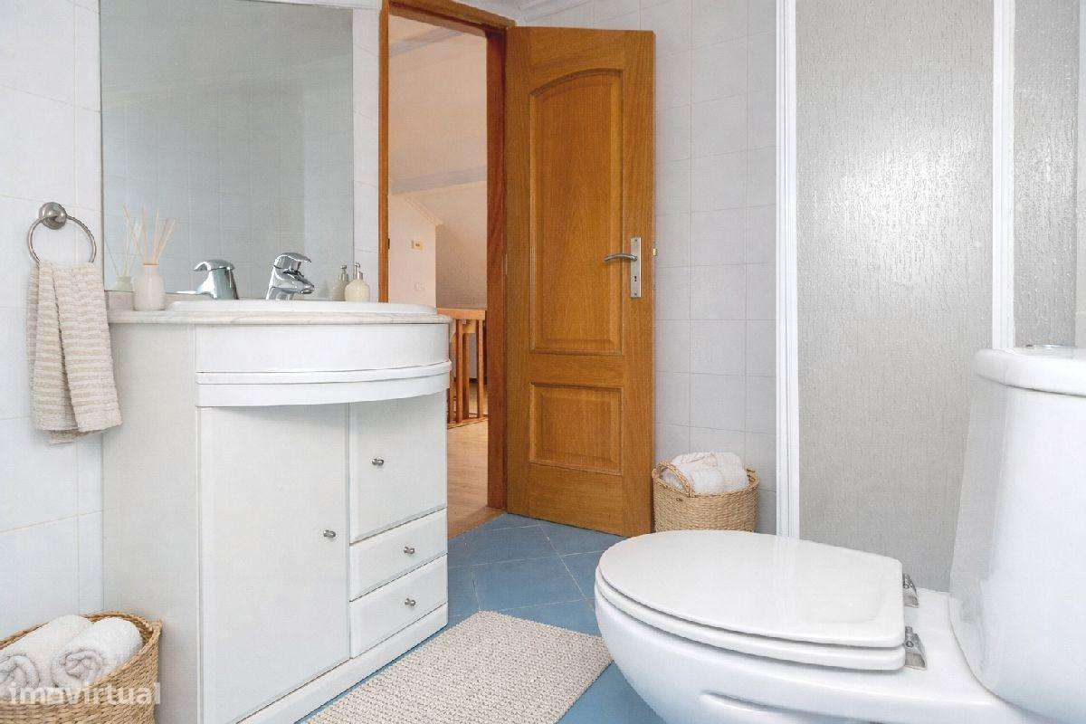 T2 Duplex com 101 m2 e 2 WC – Um apto. diferente na Amadora-7
