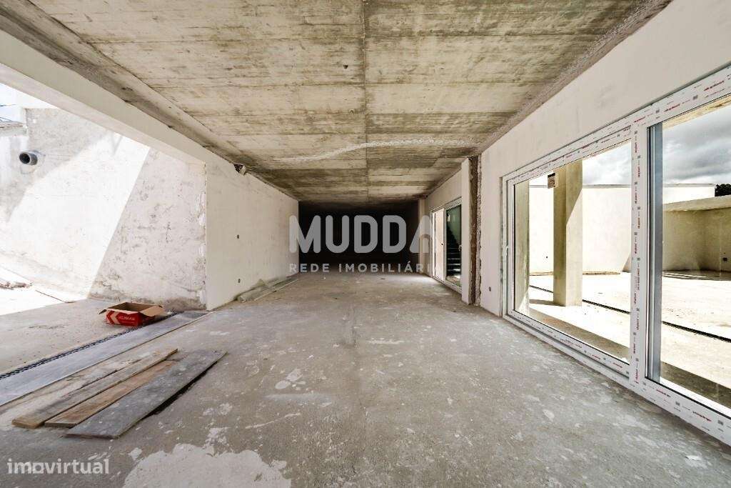 Moradia isolada de design contemporâneo nos Casais Mestre Mendo-19