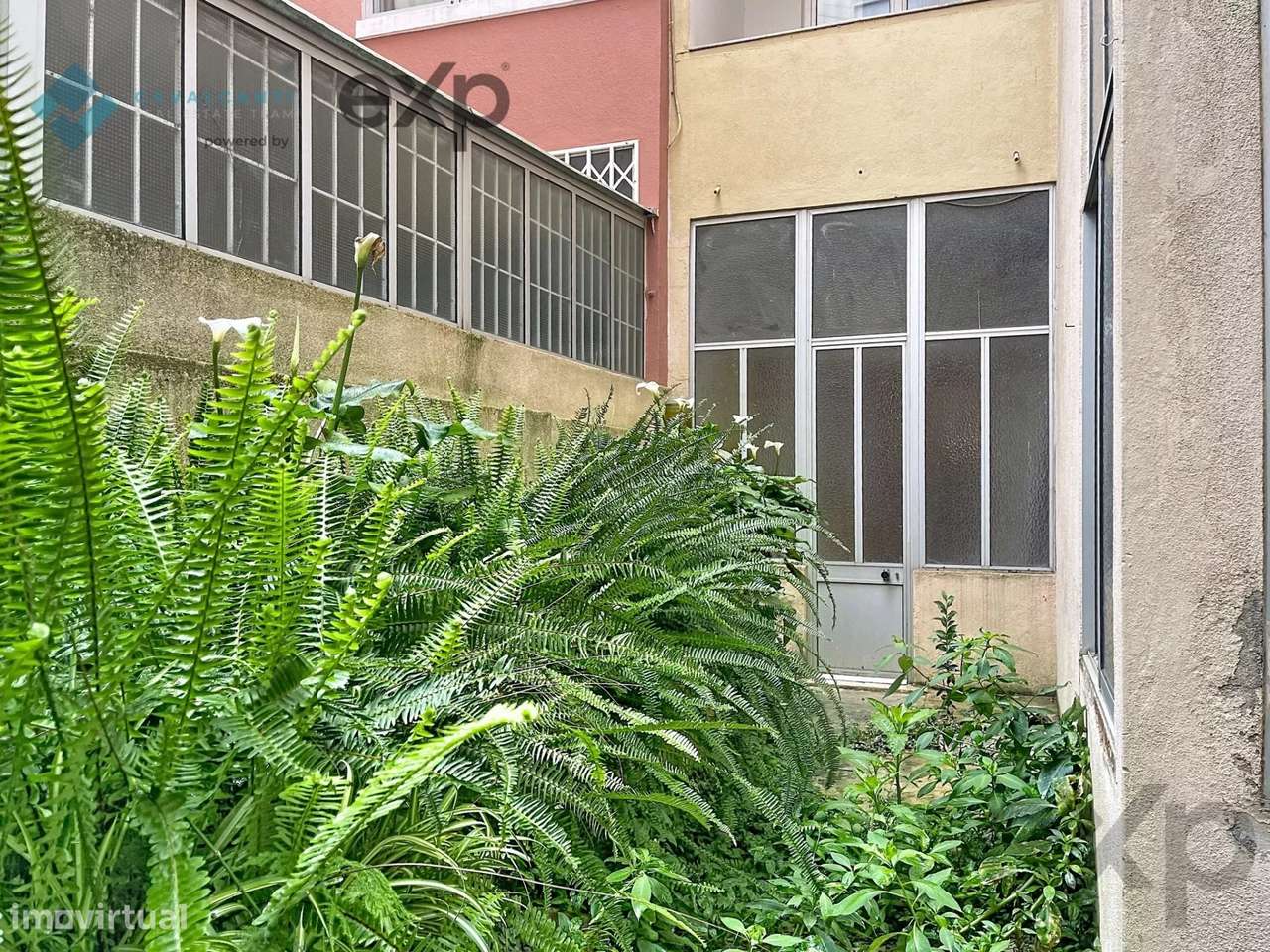 T3 com charme e logradouro Para Remodelar – Lisboa-45