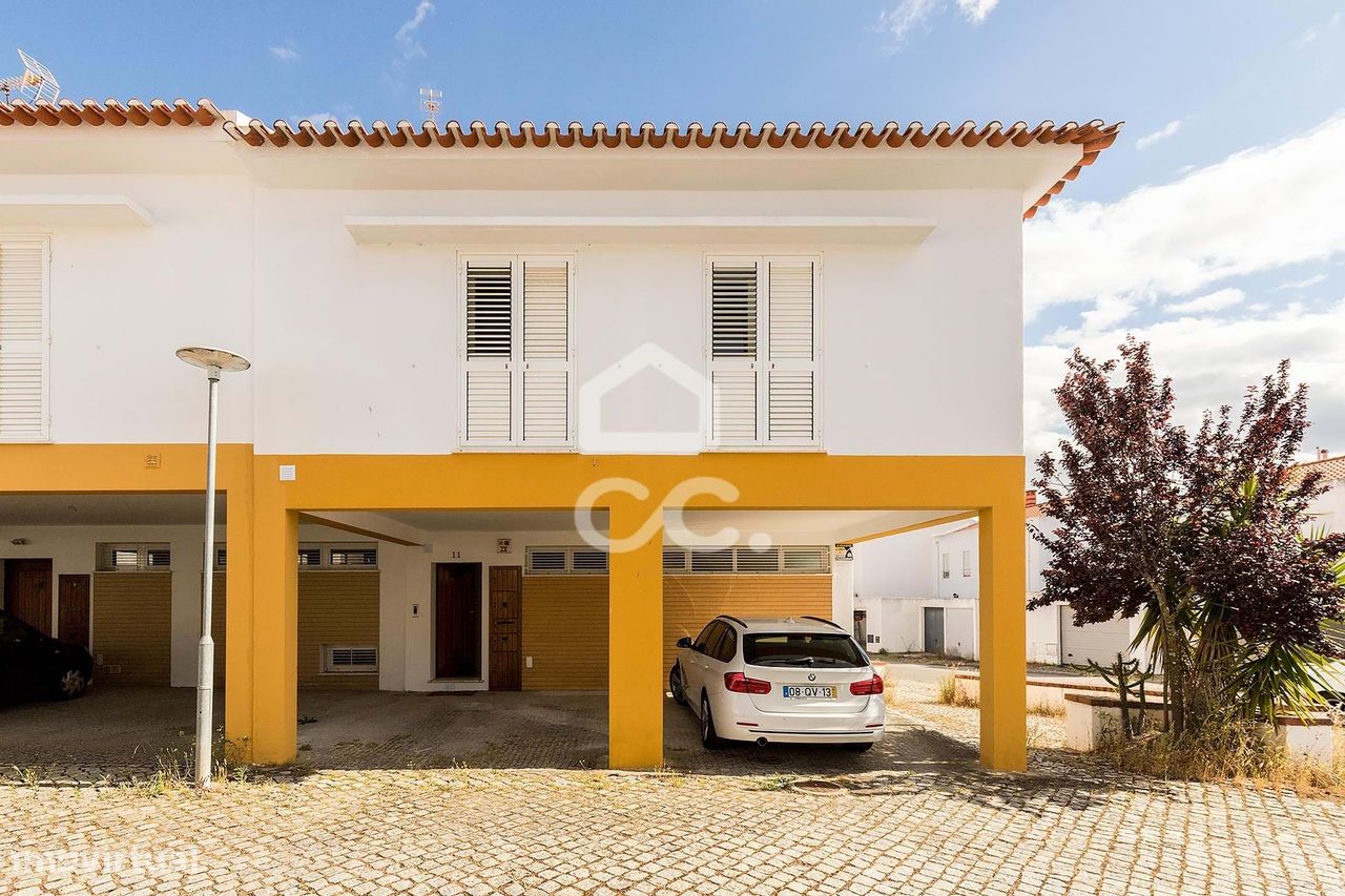 Moradia T4 de gaveto c/ logradouro, terraço e garagem | Quinta Da Soei
